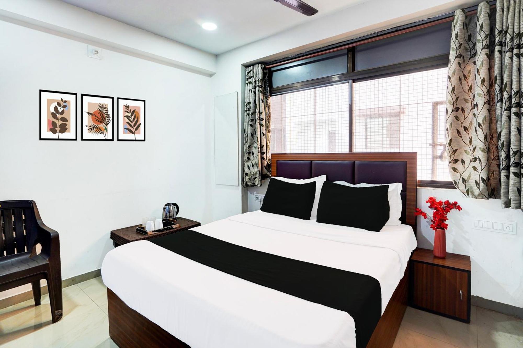 Super Hotel O Geeta Mandir Formerly Hotel Green Park Ахмедабад Экстерьер фото