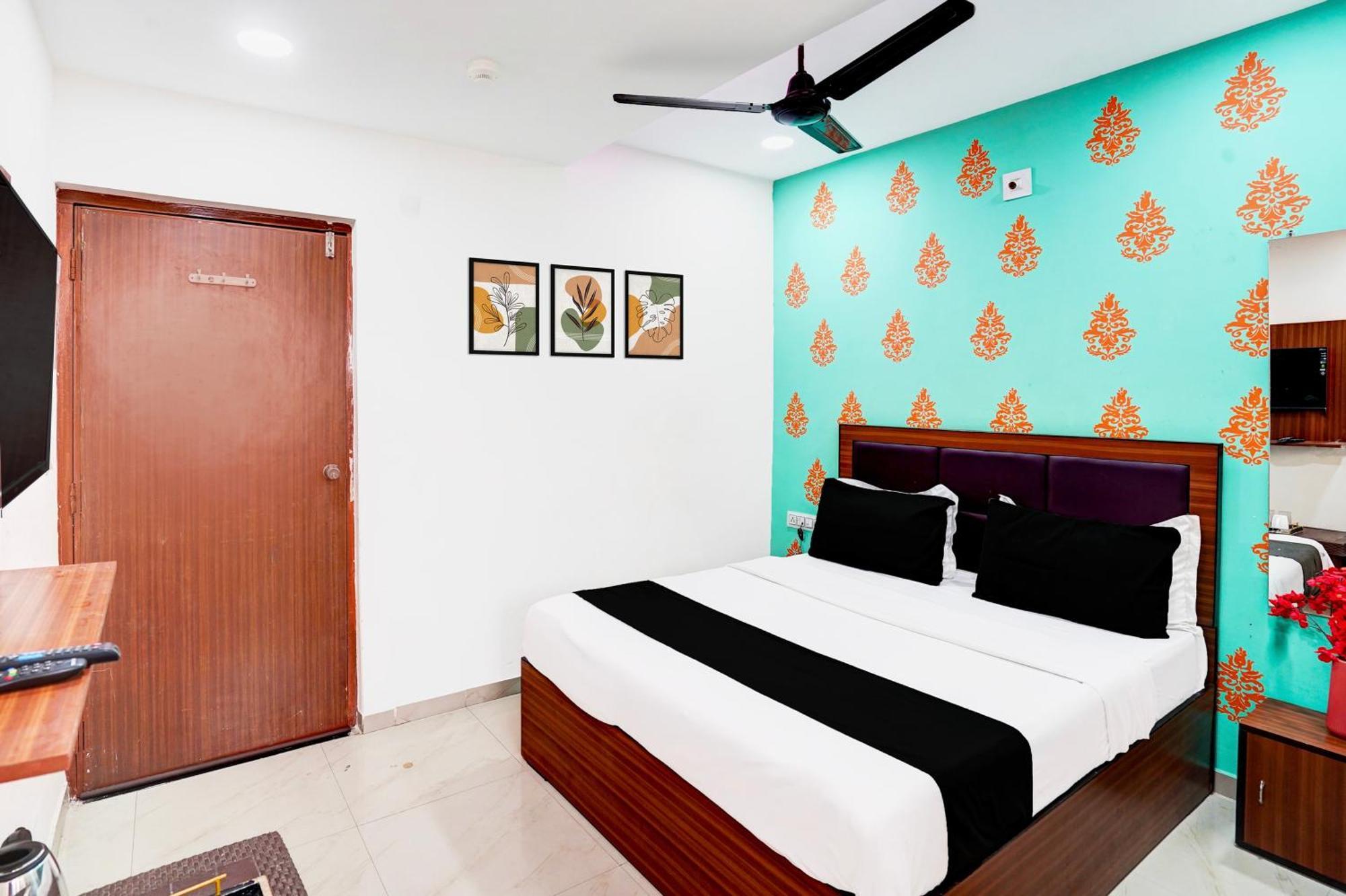 Super Hotel O Geeta Mandir Formerly Hotel Green Park Ахмедабад Экстерьер фото