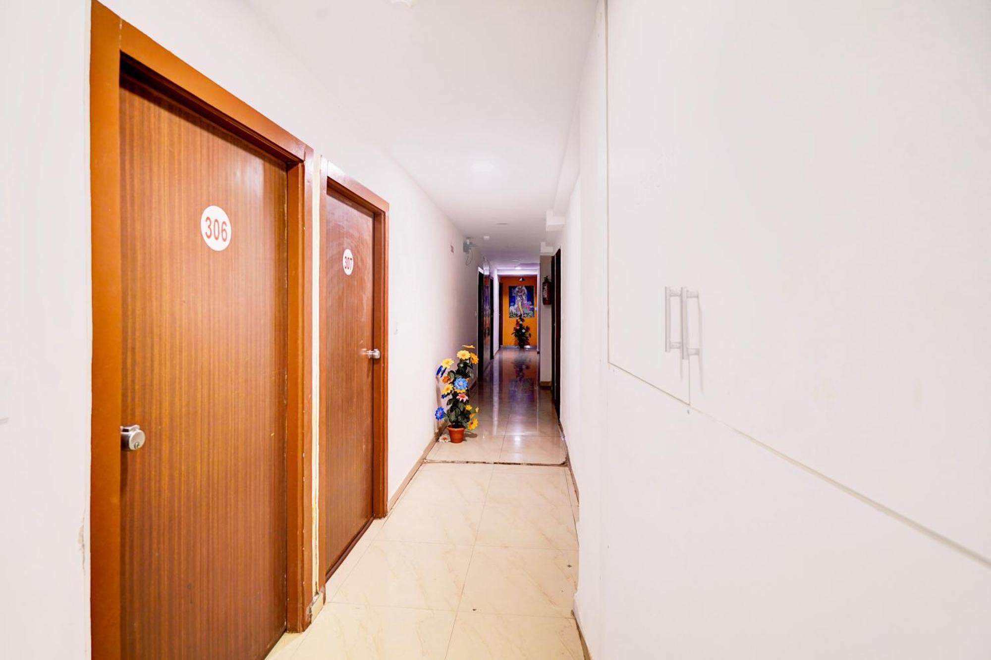 Super Hotel O Geeta Mandir Formerly Hotel Green Park Ахмедабад Экстерьер фото
