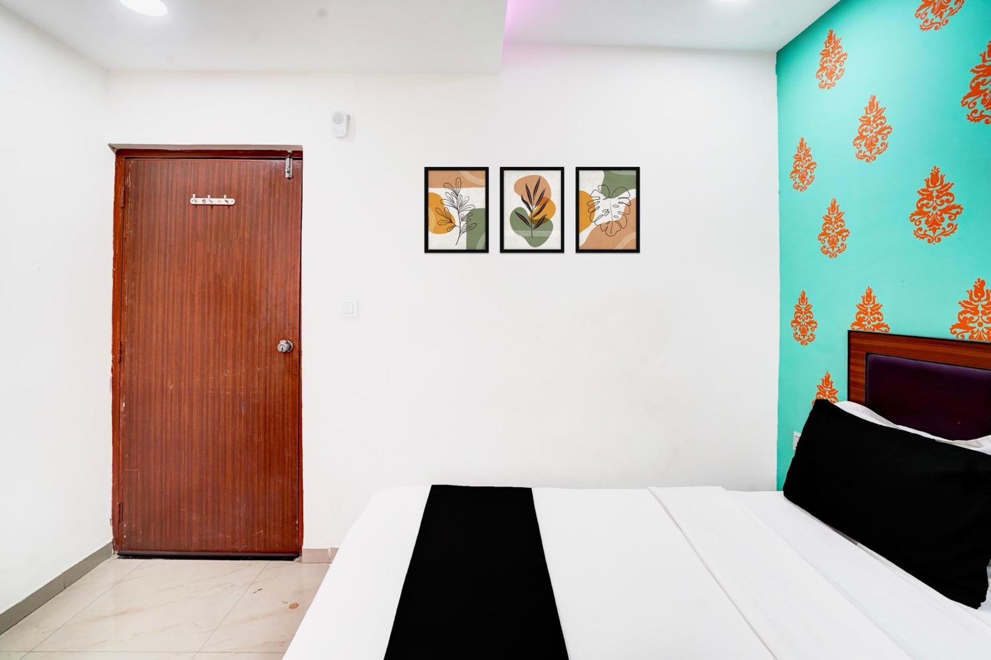 Super Hotel O Geeta Mandir Formerly Hotel Green Park Ахмедабад Экстерьер фото
