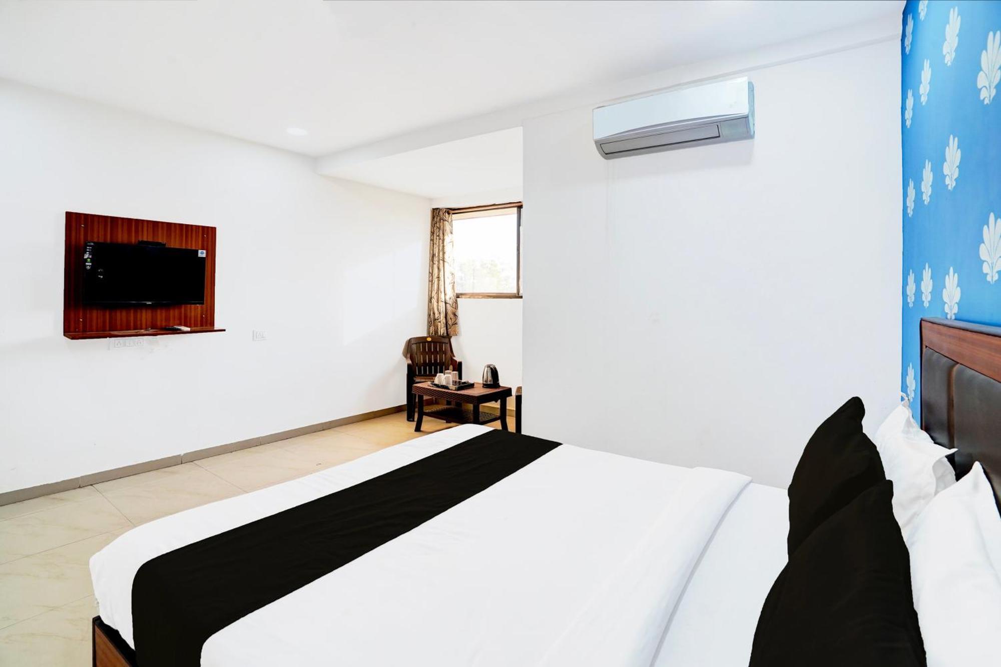 Super Hotel O Geeta Mandir Formerly Hotel Green Park Ахмедабад Экстерьер фото