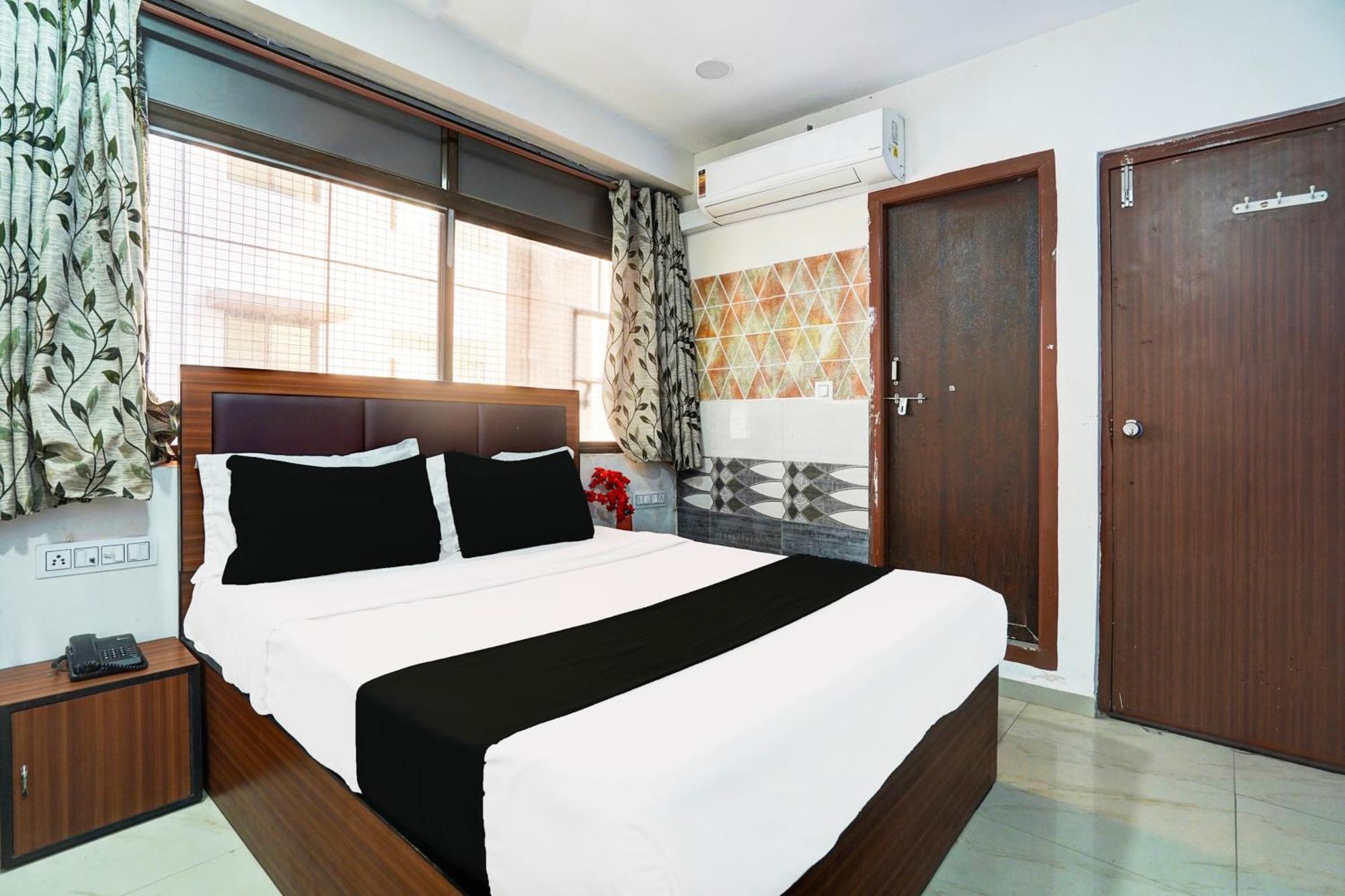 Super Hotel O Geeta Mandir Formerly Hotel Green Park Ахмедабад Экстерьер фото